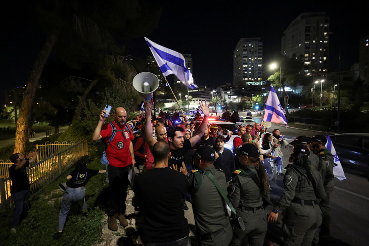 Biểu tình phản đối Thủ tướng Israel Benjamin Netanyahu ở Jerusalem, ngày 1-4 - Ảnh: REUTERS