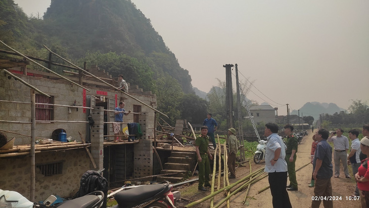 Lực lượng chức năng và người dân ở xã Trung Phúc làm lại mái nhà sau trận dông lốc, mưa đá - Ảnh: Cổng TTĐT Trùng Khánh