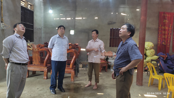 Lãnh đạo UBND huyện kiểm tra và động viên bà con nhân dân sau trận mưa đá và gió lốc tại xã Trung Phúc - Ảnh: Cổng TTĐT Trùng Khánh