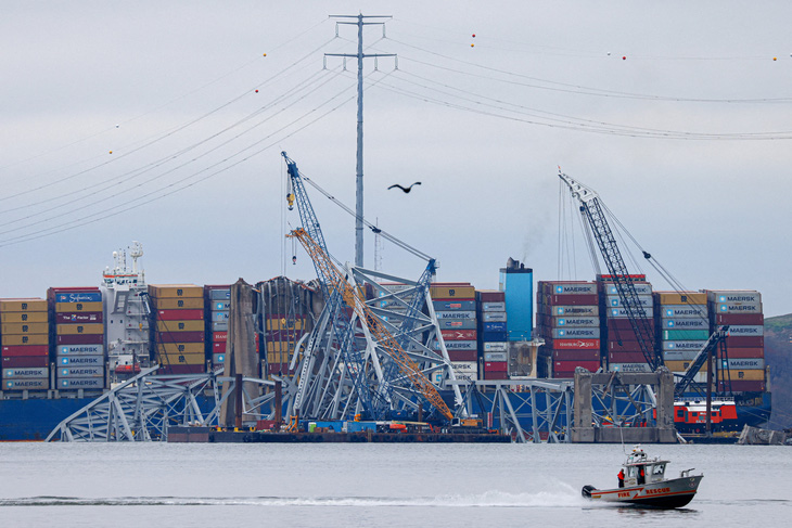 Cầu Francis Scott Key ở thành phố Baltimore, bang Maryland, Mỹ, sập sau khi bị tàu container đâm trúng - Ảnh: REUTERS