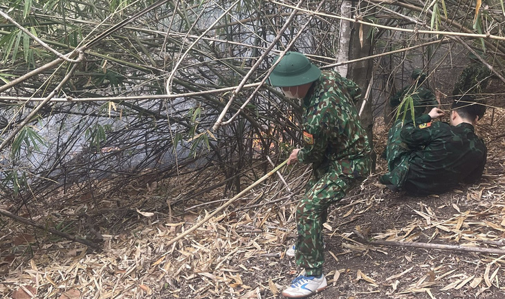 Lực lượng chức năng luồn lách qua rừng tre nứa để tiếp cận chữa cháy rừng ở độ cao hơn 1.000m tại địa bàn khu phố Đoàn Kết, thị trấn Mường Lát đầu tháng 3-2024 - Ảnh Hạt kiểm lâm Mường Lát cung cấp.