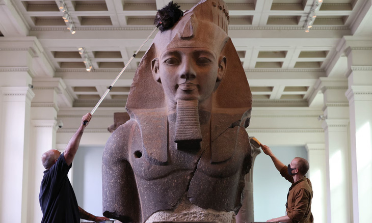 Phủi bụi tượng Vua Ramesses II (khoảng 1279-1213 TCN) ở Bảo tàng Anh, tháng 8-2020. Ảnh: Yui Mok/PA