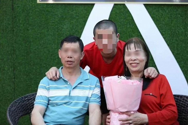 A Văn đoàn tụ vợ chồng ông Viên sau 25 năm mất tích trong nhà tù. 