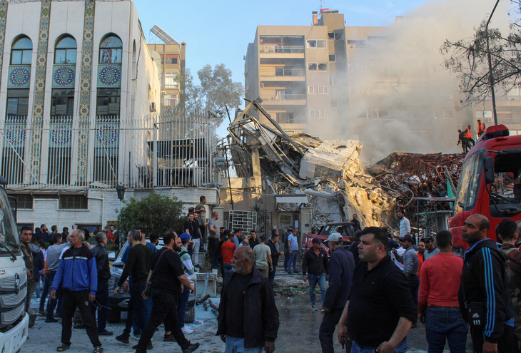 Tòa nhà Lãnh sự quán Iran ở thủ đô Damascus của Syria bị tên lửa đánh sập ngày 1-4 - Ảnh: REUTERS