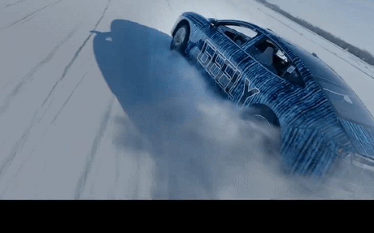 AI tự lái xe điện đỉnh cao: Drift không người lái ngay cả trên băng tuyết