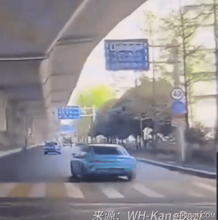Xiaomi SU7 mất lái rồi đâm vào lề đường - Ảnh cắt từ video, nguồn: CarNewsChina