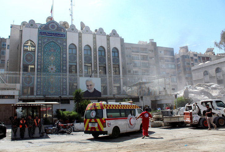 Tòa nhà Lãnh sự quán Iran, nằm cạnh Đại sứ quán Iran ở Syria, đổ sập với nghi vấn bị Israel không kích - Ảnh: REUTERS
