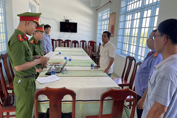 Lực lượng chức năng Đồng Nai thi hành lệnh bắt bị can để tạm giam đối với Nguyễn Minh Phúc - Ảnh: Công an cung cấp