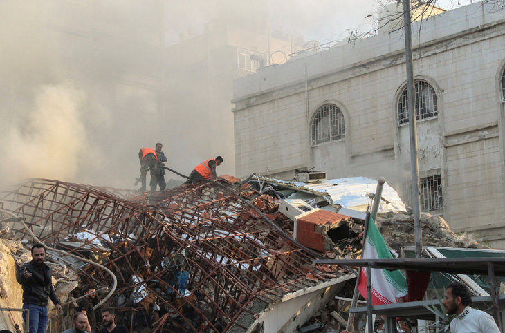 Hiện trường cuộc không kích của Israel khiến tòa nhà Lãnh sự quán Iran ở thủ đô Damascus, Syria bị hư hại hôm 1-4 - Ảnh: REUTERS