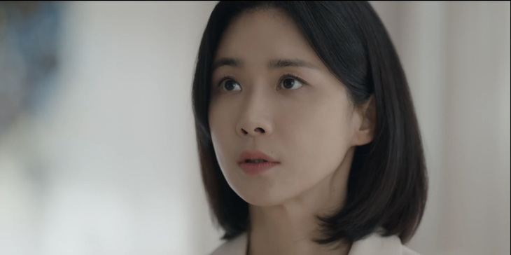 Na Moon Young (Lee Bo Young) sốc nặng khi phát hiện trùm cuối ác thủ lại chính là cô hàng xóm thân thiết.