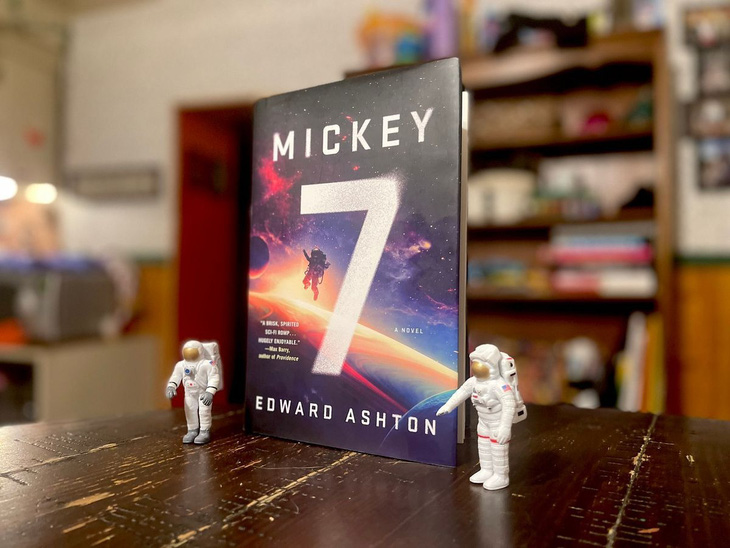 Tiểu thuyết khoa học viễn tưởng Mickey7 của Edward Ashton được giới phê bình khen ngợi - Ảnh: Andrew Liptak