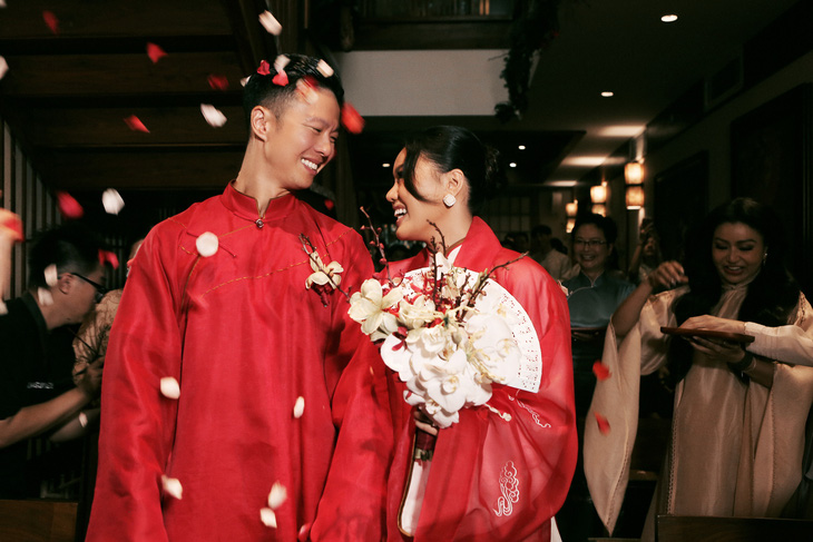 Trước đó, cặp đôi tổ chức lễ hằng thuận tại Đà Nẵng, có sự tham gia của khách mời đến từ hơn 20 quốc gia, vùng lãnh thổ. Buổi lễ được thực hiện theo phong tục truyền thống, diễn ra trong không khí ấm cúng