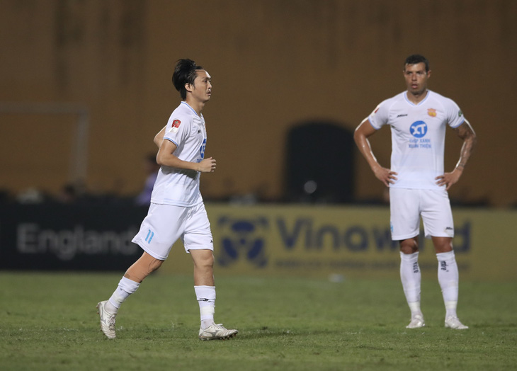 Tiền vệ Nguyễn Tuấn Anh (trái) mang số 11 trong trận ra mắt CLB Nam Định ở vòng 14 V-League 2023 - 2024 - Ảnh: MINH ĐỨC