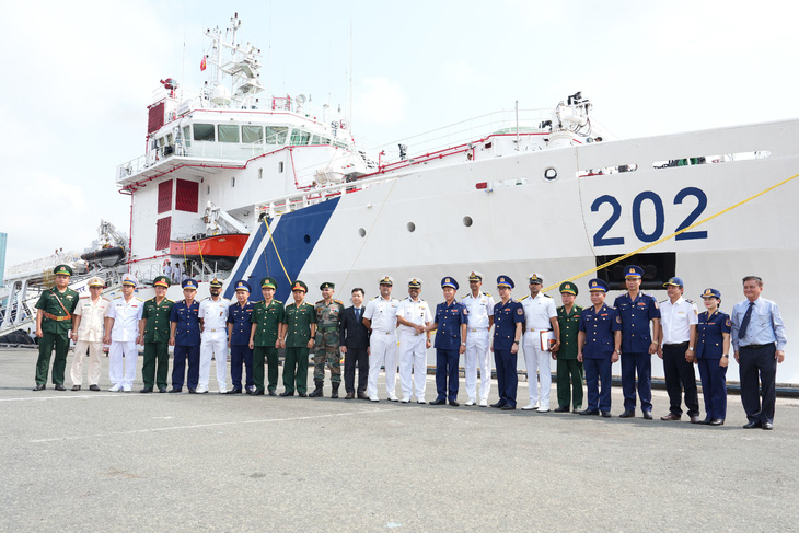 Lực lượng Vùng cảnh sát biển 3 và thủy thủ tàu Samudra Paheredar chụp ảnh cùng con tàu ngày 2-4 - Ảnh: HỮU HẠNH