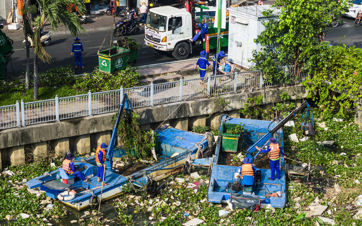 Thu gom rác sông, rạch cần thiết nhưng ngăn xả từ đầu mới cấp bách - Ảnh 2.