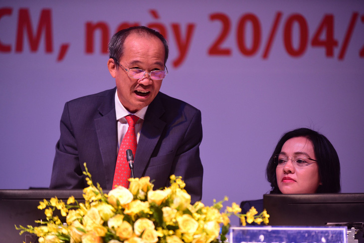 Ông Dương Công Minh - chủ tịch Sacombank và bà Nguyễn Đức Thạch Diễm - tổng giám đốc - tại một đại hội đồng cổ đông của ngân hàng này - Ảnh: QUANG ĐỊNH