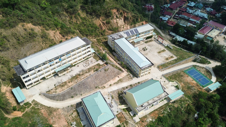 Trường THPT Võ Chí Công bỏ hoang suốt 4 năm nay bởi sạt lở núi sau trường - Ảnh: LÊ TRUNG
