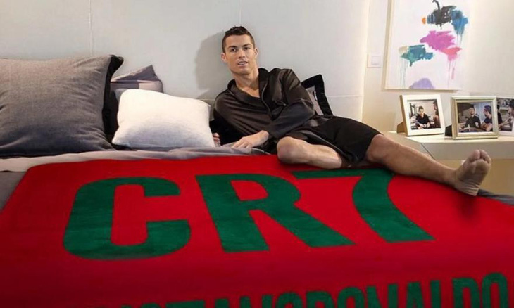 Giường ngủ Ronaldo được đấu giá làm từ thiện với giá khởi đầu 5.000 euro - Ảnh: Getty