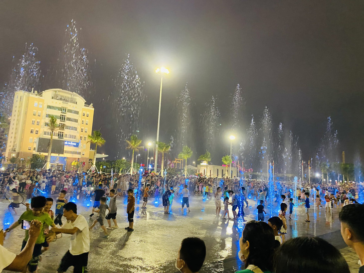 Rất đông trẻ em ùa vào tắm trong khu vực sàn nhạc nước ở quảng trường 29-3 Đà Nẵng - Ảnh: SANG NGUYEN