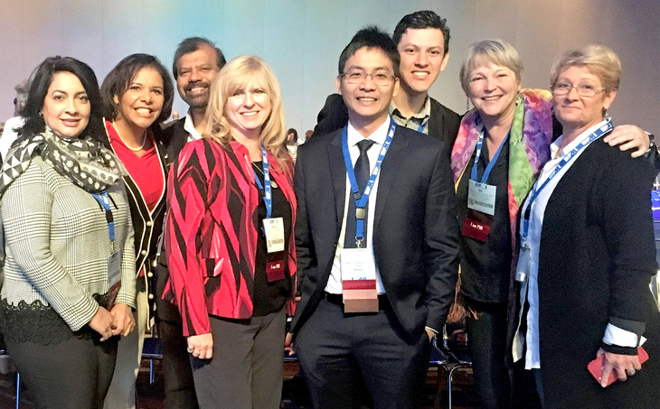 Anh Nguyễn Sĩ Triều Châu (thứ tư, từ phải sang) cùng đại biểu các nước tại một hội thảo quốc tế về quản lý dự án - Ảnh: NVCC