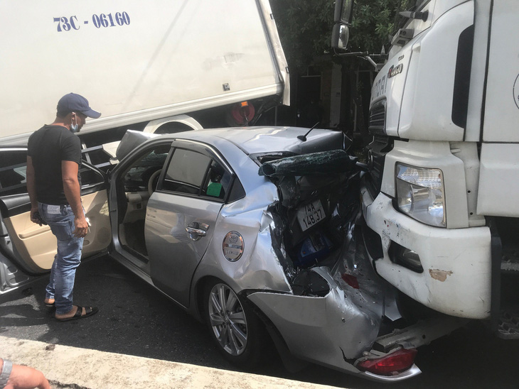 Một vụ tai nạn giữa xe tải hạng nặng và xe con trên quốc lộ 1 đoạn qua tỉnh Quảng Trị - Ảnh: HOÀNG TÁO