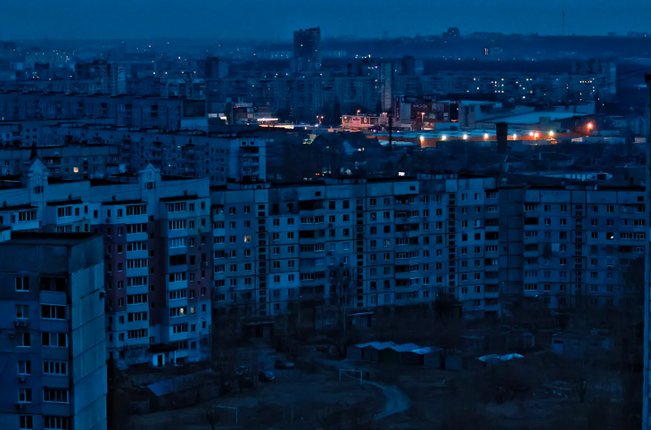 Quang cảnh thành phố Kharkov trong lúc bị mất điện hôm 25-3 - Ảnh: GETTY IMAGES