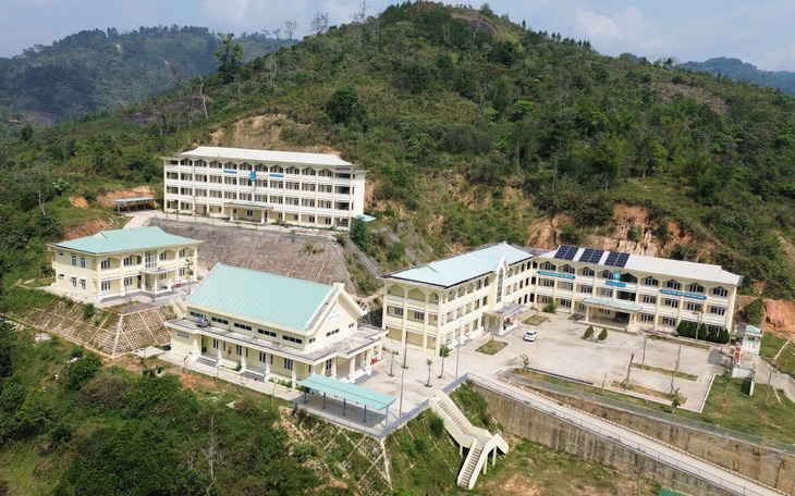 Xây trường 63 tỉ trên đồi xong học sinh không học vì sợ lở núi, Quảng Nam nói gì?