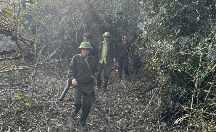 Những ngày nắng nóng, lực lượng kiểm lâm Mường Lát cùng người dân địa phương thường xuyên đi tuần tra rừng để phòng, chống cháy rừng - Ảnh: HÀ ĐỒNG