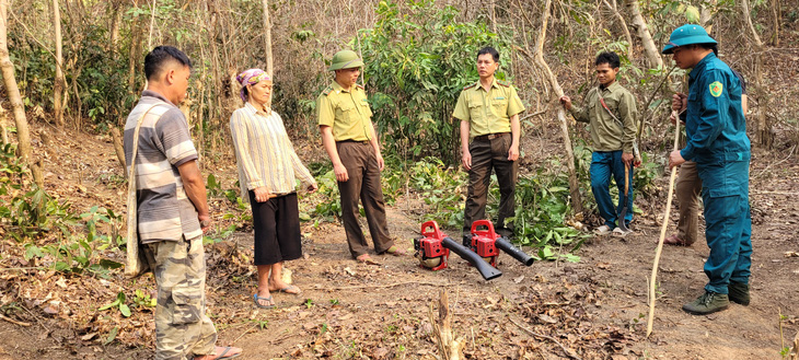 Cán bộ Hạt kiểm lâm Mường Lát tuyên truyền, hướng dẫn người dân bản Lát, xã Tam Chung phòng, chống cháy rừng mùa nắng nóng - Ảnh: HÀ ĐỒNG