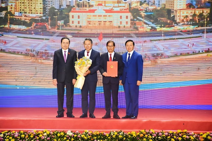 Lãnh đạo tỉnh Khánh Hòa nhận quyết định điều chỉnh quy hoạch chung TP Nha Trang đến năm 2040 - Ảnh: TRẦN HOÀI