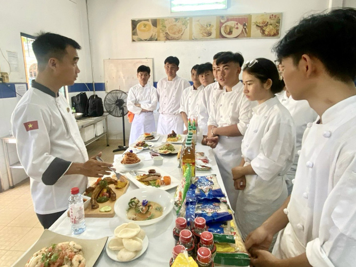 Đầu bếp Hoàn Long trong một lần dạy làm bếp miễn phí cho các học viên - Ảnh: NVCC