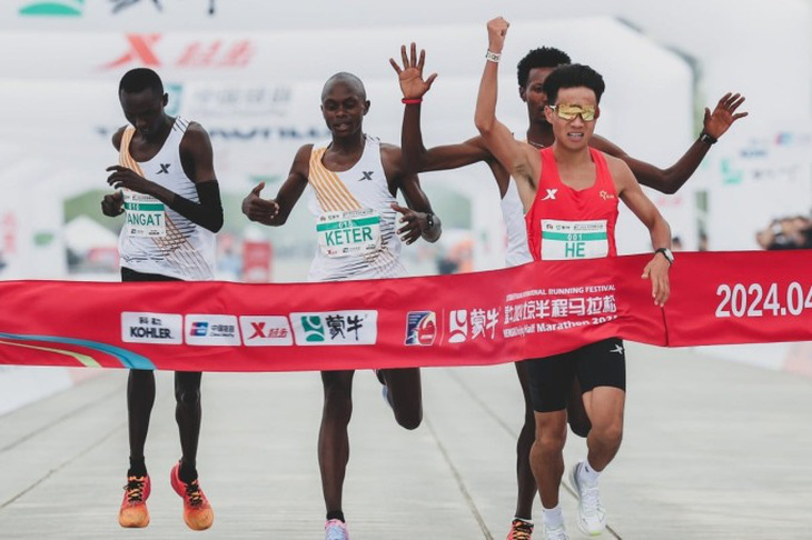 Tước huy chương ngôi sao marathon Trung Quốc cùng 3 VĐV châu Phi