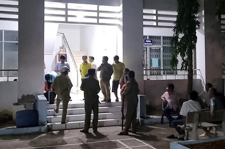 Các lực lượng chức năng tỉnh Bình Thuận khám nghiệm tử thi nạn nhân trong đêm xảy ra án mạng - Ảnh: MAI THỨC