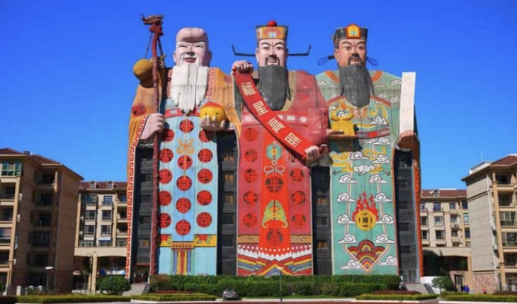 Khách sạn Beijing Tianqi mang hình dáng ba ông Phúc - Lộc - Thọ. 