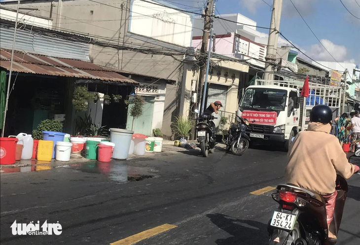 Xe tải chở nước sạch cung cấp cho người dân vì ống nước bị bể - Ảnh: CHÍ HẠNH