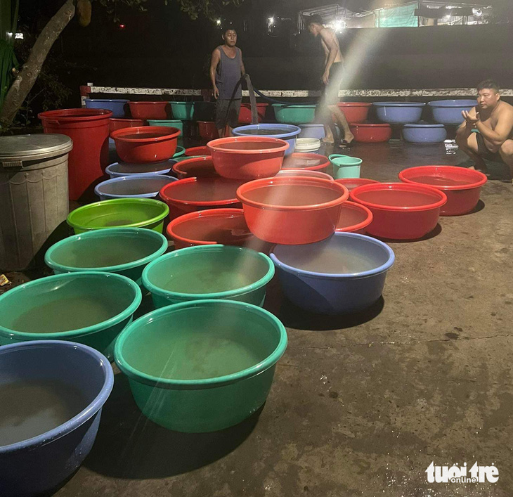 Người dân khu vực chợ trung tâm thị xã Bình Minh, Vĩnh Long bơm nước sông lên chờ lắng cặn để xài - Ảnh: CHỊ LINH