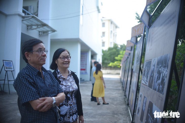 Người dân tham quan triển lãm "Sự hình thành chữ quốc ngữ tại Bình Định" trước khi bị dừng - Ảnh: LÂM THIÊN