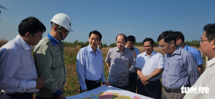 Ông Nguyễn Thái Học (thứ 3 từ trái sang) - quyền bí thư Tỉnh ủy Lâm Đồng - cùng đoàn kiểm tra hoạt động khai thác khoáng sản tại huyện Bảo Lâm - Ảnh: L.A