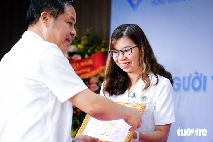 Ông Phạm Văn Học - tổng giám đốc Bệnh viện Hùng Vương Gia Lai - trao giấy khen cho bác sĩ Lương Hải Yến - Ảnh: TẤN LỰC 