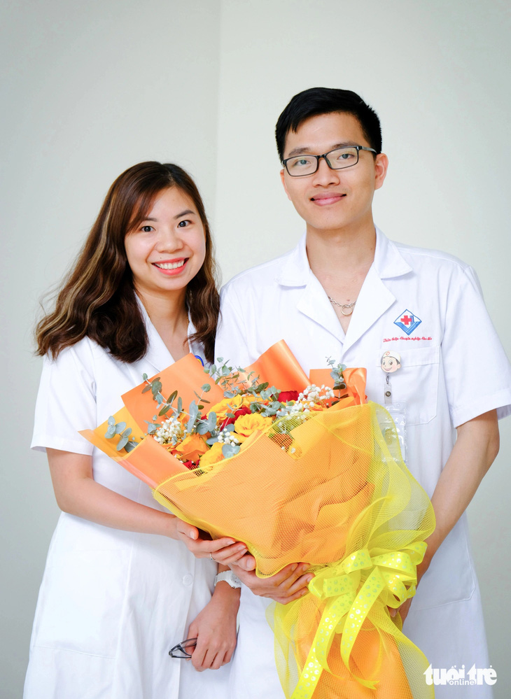 Vợ chồng bác sĩ Lương Hải Yến và Nguyễn Văn Giáp - Ảnh: TẤN LỰC 
