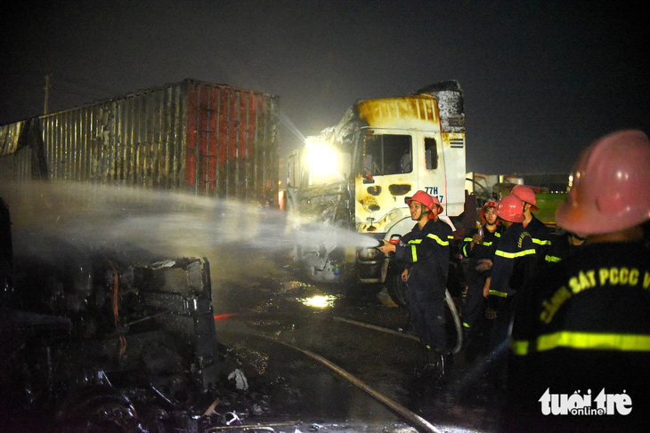 Hàng chục chiến sĩ phòng cháy chữa cháy và cứu hộ cứu nạn Công an tỉnh Bình Định đã có mặt tại hiện trường và dập tắt vụ cháy - Ảnh: LÂM THIÊN
