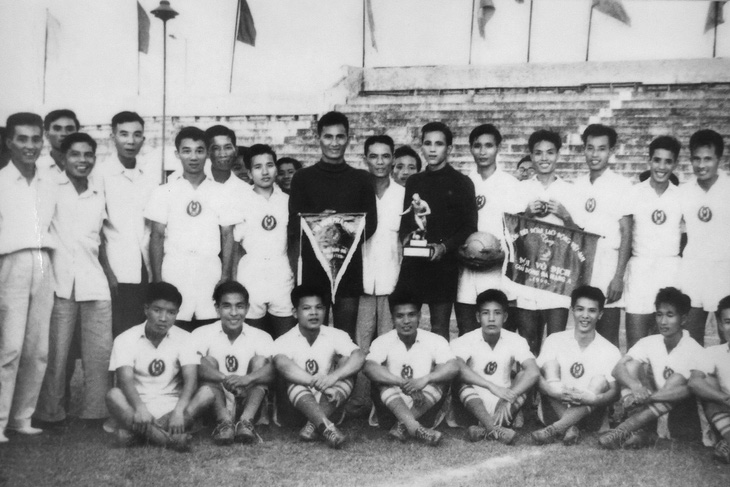 Tạ Đình Đề (người đứng bìa trái) và đội bóng Đường sắt năm 1960 - Ảnh: VŨ QUANG MINH cung cấp
