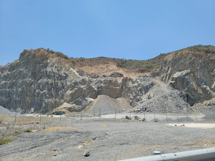 Mỏ đá ở gần hầm Dốc Sạn vẫn hoạt động, khai thác - Ảnh: TRẦN HƯỚNG