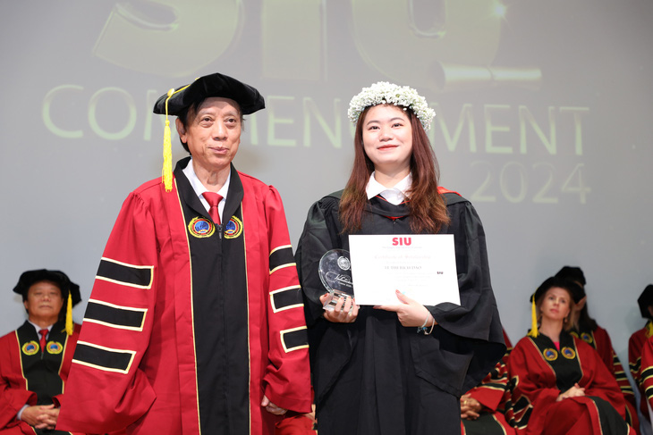 Nữ sinh viên Lê Thị Bích Đào (phải) nhận học bổng thạc sĩ với mức hỗ trợ 100% học phí và sinh hoạt phí 15 triệu đồng/tháng - Ảnh: N.T.
