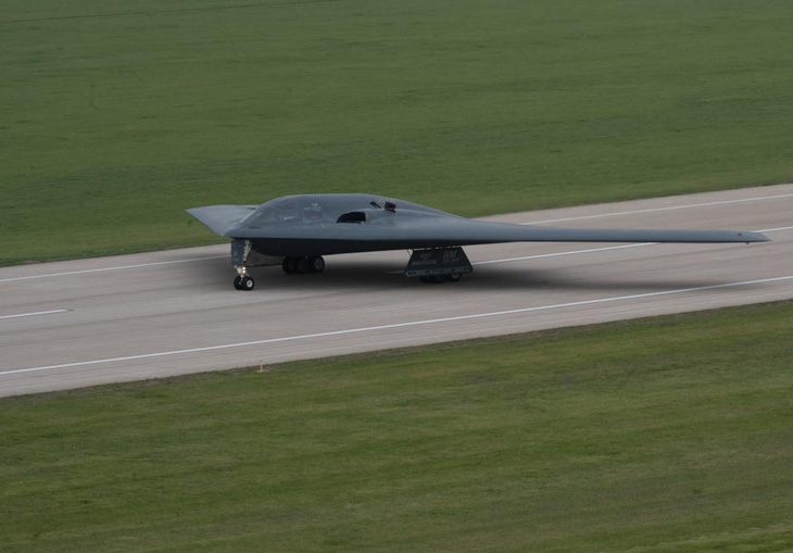 Một chiếc B-2 chuẩn bị cất cánh trên đường băng ở căn cứ Whiteman- Ảnh: U.S. Air Force