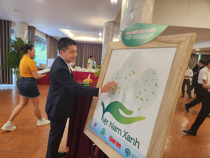 Khách mời ký cam kết xây dựng Việt Nam xanh khi đến dự chương trình - Ảnh: QUANG ĐỊNH