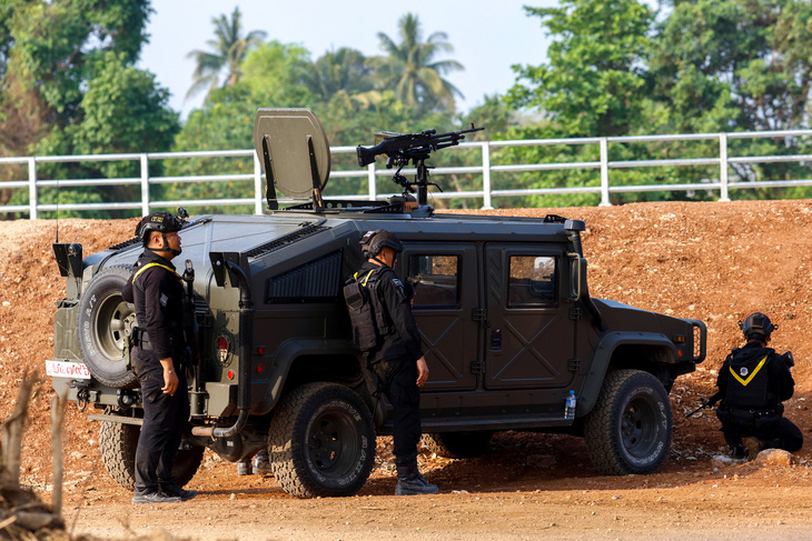 Binh sĩ Thái Lan xuất hiện gần cầu hữu nghị Thái Lan - Myanmar trong lúc giao tranh đang diễn ra bên phía Myanmar giữa lực lượng nổi dậy và quân đội Myanmar. Ảnh chụp tại Mae Sot, tỉnh Tak, Thái Lan ngày 20-4 - Ảnh: REUTERS