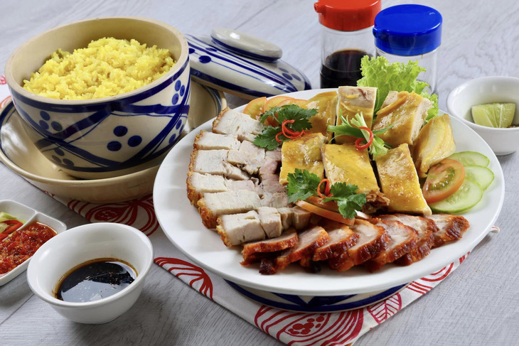 Cơm tam bảo của người Hoa gồm: cơm, heo quay, xá xíu, gà, rau và ăn cùng canh