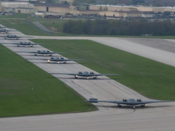 Các máy bay B-2 cất cánh tại căn cứ không quân Whiteman ở Missouri, Mỹ - Ảnh: BUSINESS INSIDER