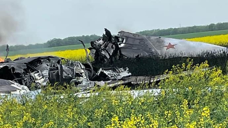 Quan chức Nga đăng tải ảnh được mô tả là xác máy bay bị rơi, giữa lúc Ukraine tuyên bố bắn rơi máy bay ném bom Tu-22M3 ngày 19-4 - Ảnh: TELEGRAM